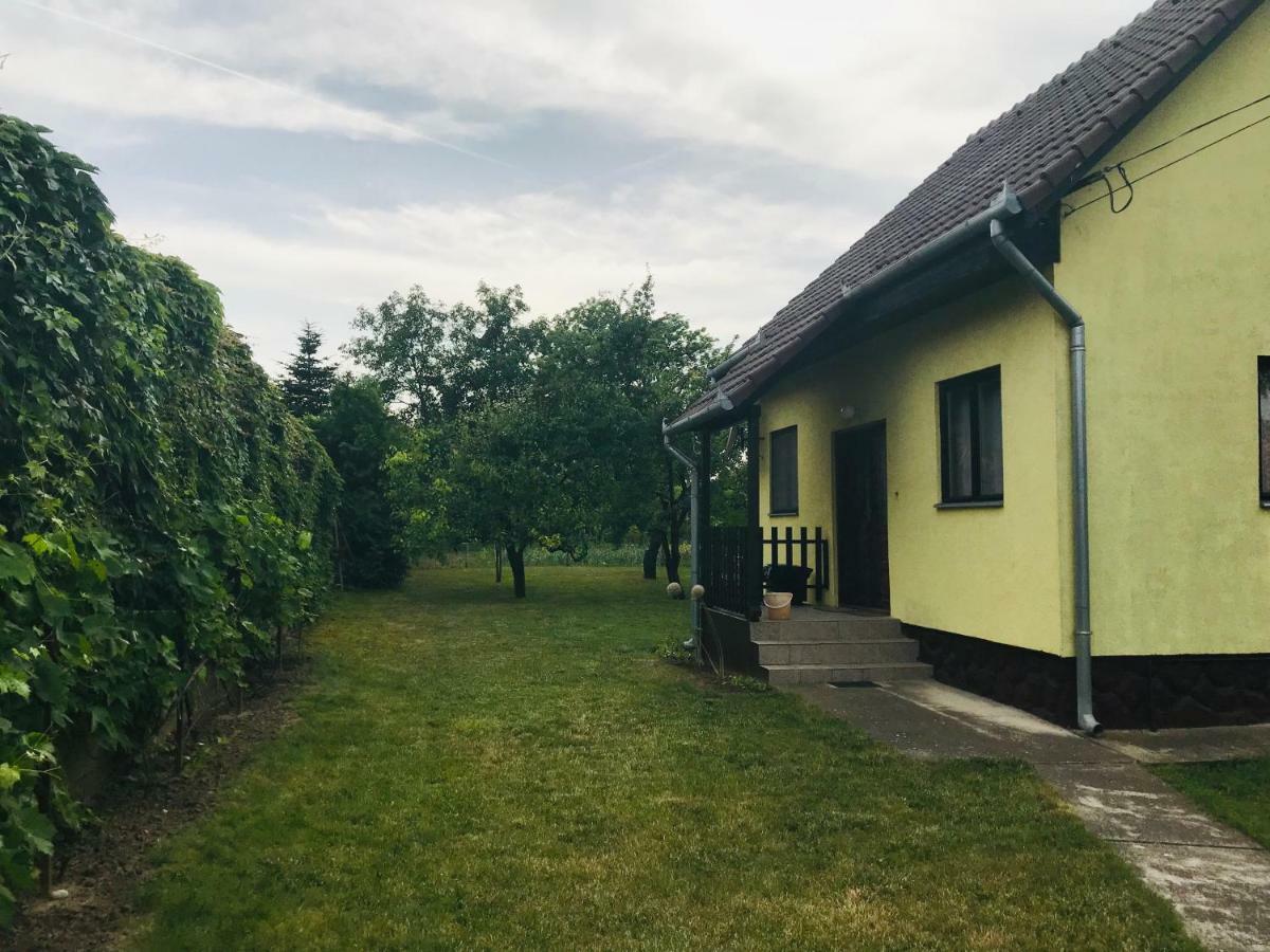 Lellei Pihenohaz Balatonlelle别墅 外观 照片